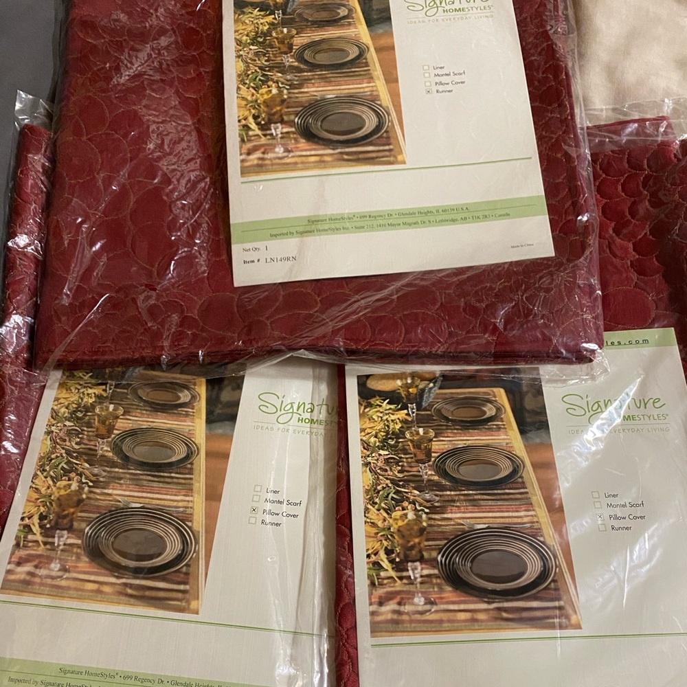 Signature Homestyle table runner & 2 pillow covers